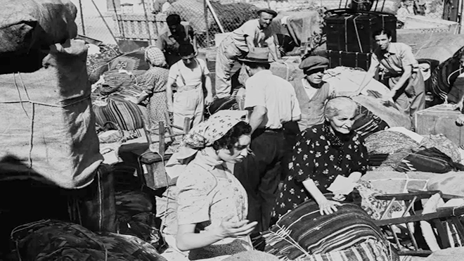 مهاجرون يهود يمنيون حديثو الوصول في مخيم عبور بالقرب من حيفا نحو عام 1950 (غيتي) مهاجرون يهود يمنيون حديثو الوصول في مخيم عبور بالقرب من حيفا نحو عام 1950 (غيتي)